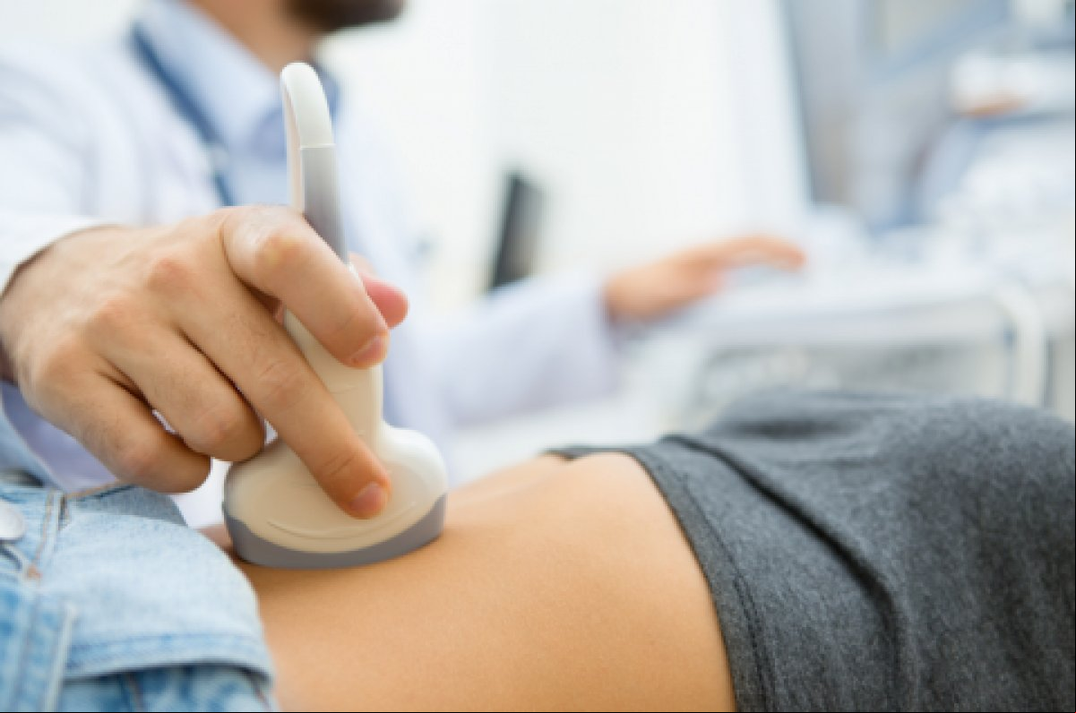 Médico assedia paciente, a chama de 'gostosa' e faz oferta sexual