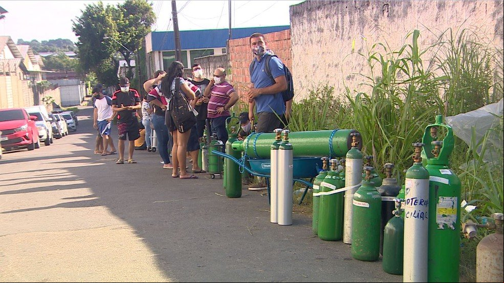Famílias com doentes em casa madrugam em fila para tentar comprar oxigênio em Manaus