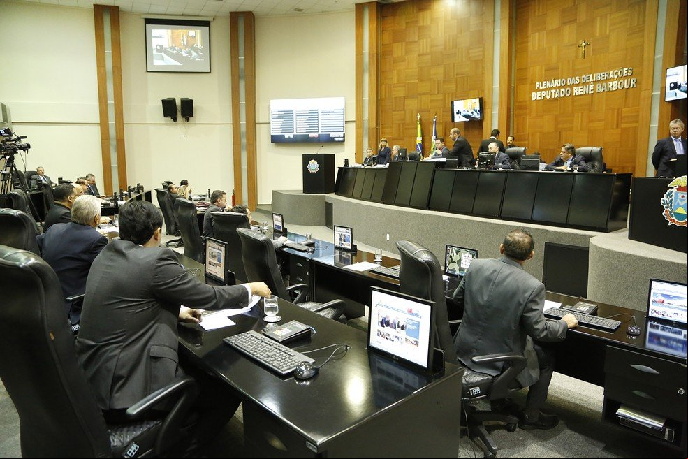 Professores de MT recebem em média 12 vezes menos que deputados estaduais