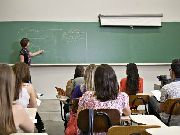 Ministro anuncia que piso salarial de professores será de R$ 2.298,80 em 2017