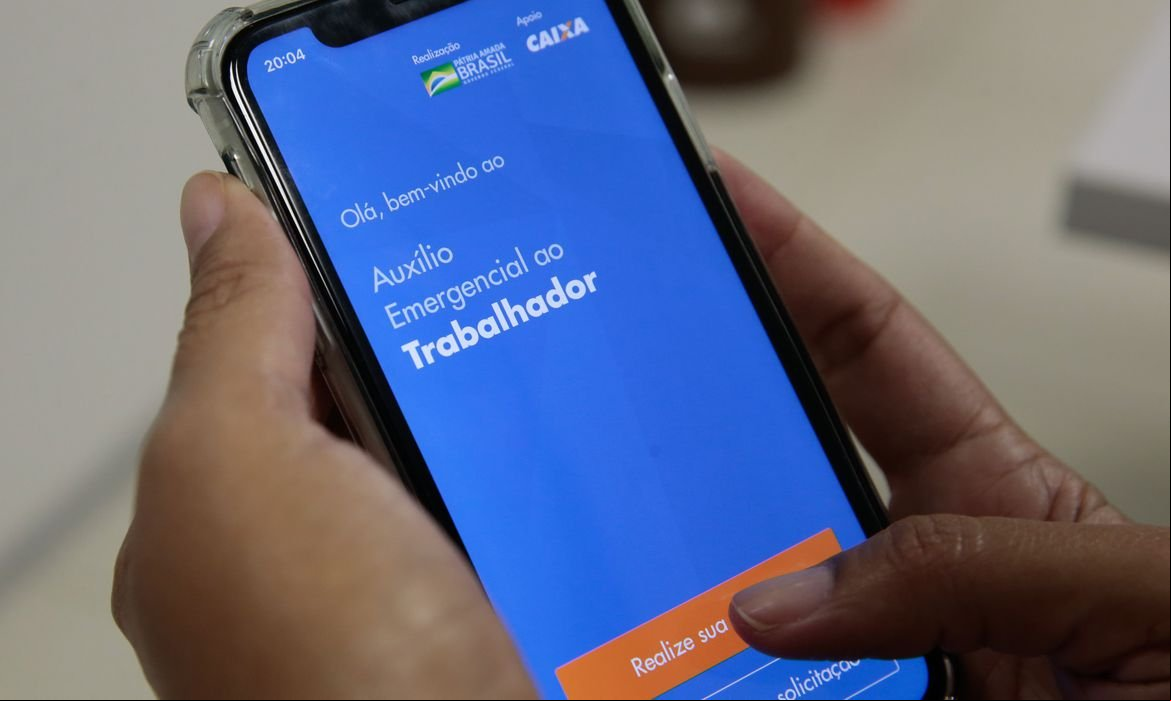 Governo pede por SMS que 1,2 milhão de pessoas devolvam auxílio emergencial